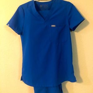 FIG SCRUB SET -SCRUB TOP WITH CARGO PANTS
